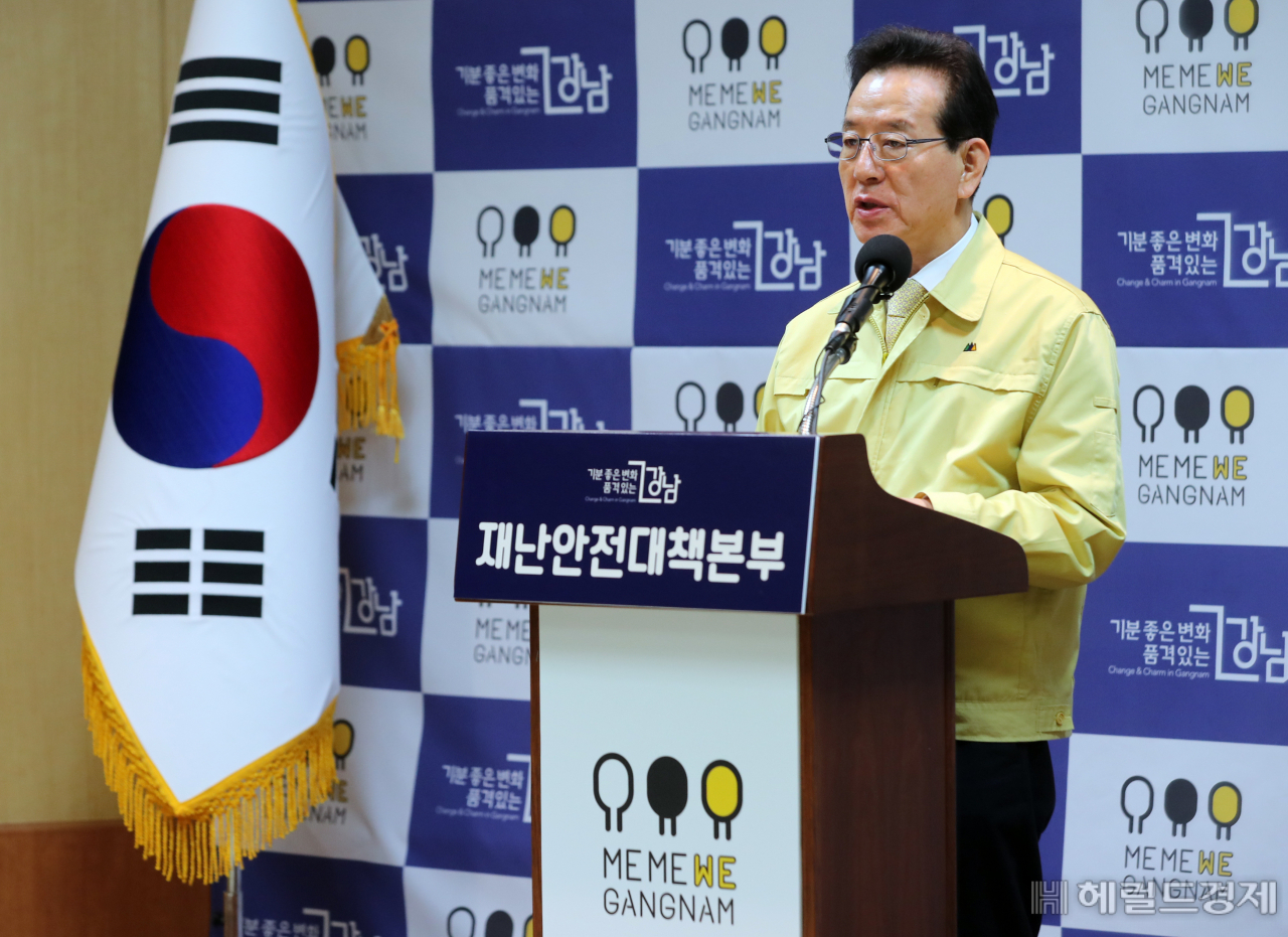 정순균 강남구청장이 12일 오전 긴급 브리핑을 하고 있다. [강남구 제공]