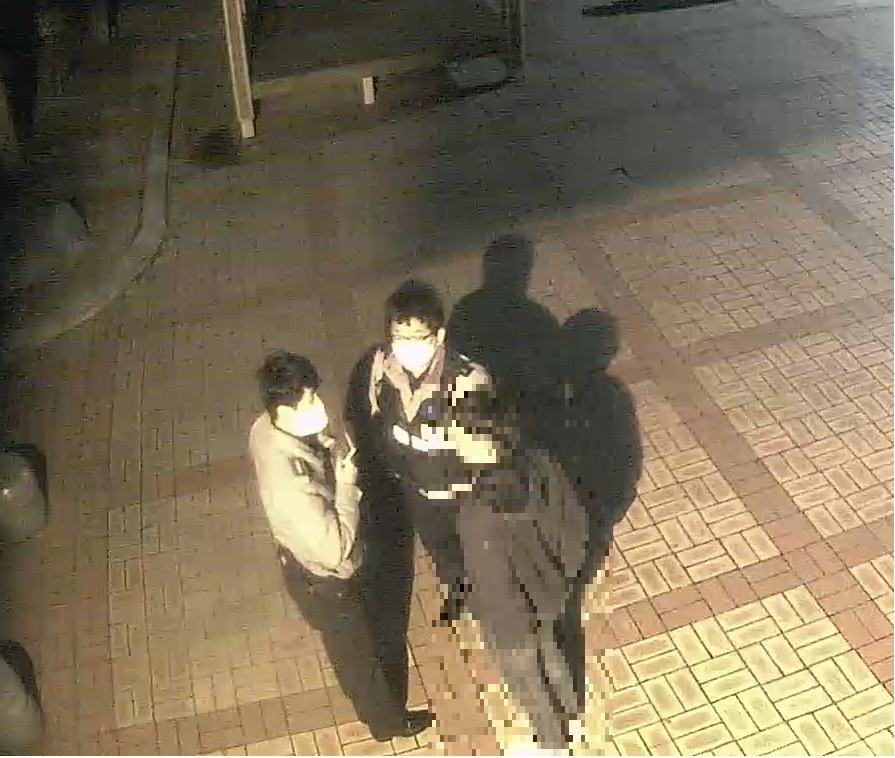 심야시간 CCTV 통합관제센터에서 지나가는 행인을 검문하고 있다. [울산 동구 제공]