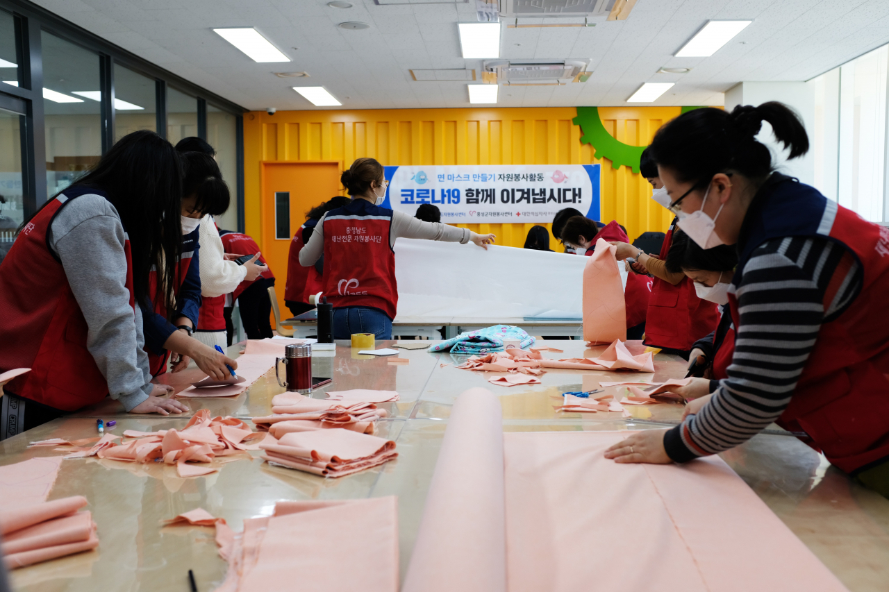 충남도 자원봉사자들이 휴관중인 충남도서관에 모여 마스크를 제작하고 있다. 이들이 만든 마스크는 지역의 노인맞춤돌봄서비스 중점 대상자와 가정위탁아동 및 세대주 등 3200여명에게 배부될 예정이다.