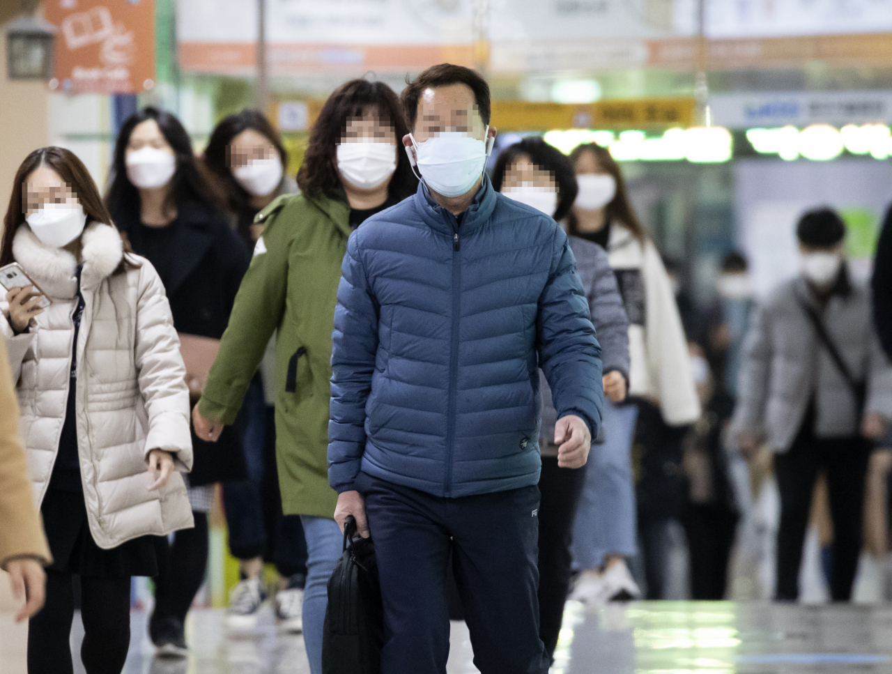 통일부는 코로나19 사태 속 개성공단에서 마스크를 생산하자는 주장이 제기되는 데 대해 현실적으로 어렵다는 입장이다. 12일 대구 범어네거리역에서 마스크를 쓴 시민들이 출근하고 있다. [연합]