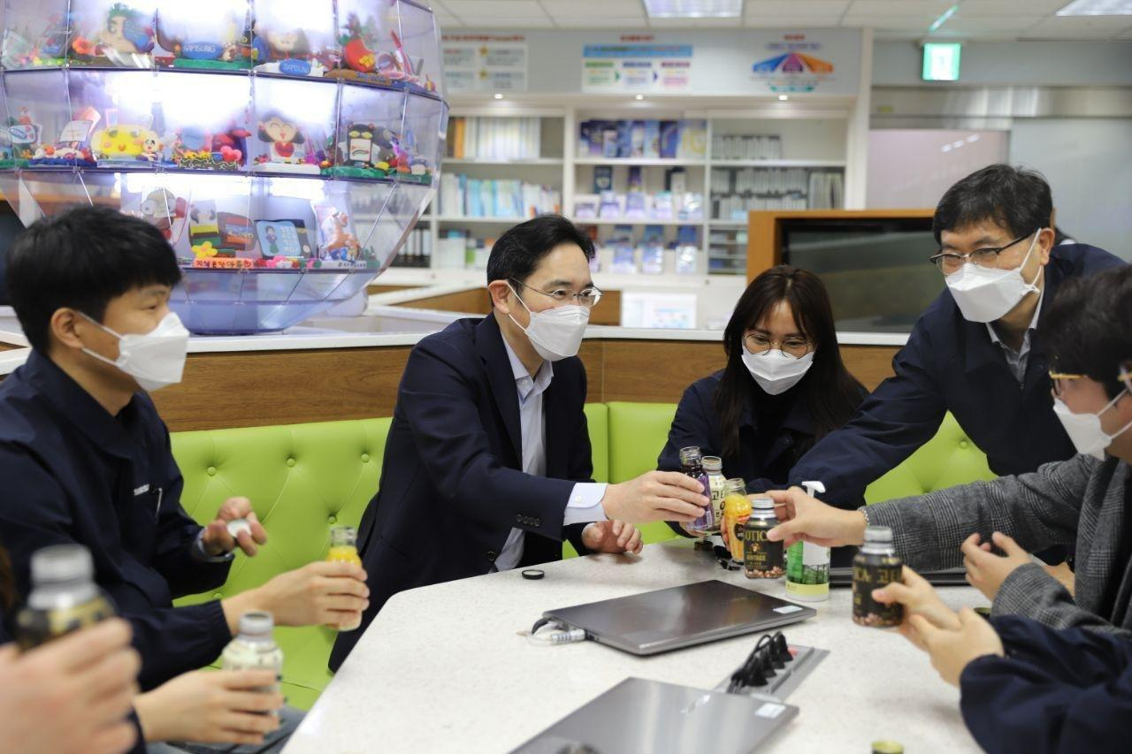 이재용 삼성전자 부회장이 지난3일 코로나19 확진자가 발생한 경북 구미 사업장을 방문해 직원들과 차담회를 하는 모습. [삼성전자 제공]
