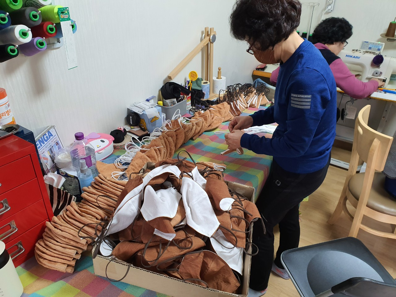 한국천연염색공예협회 회원들이 천연 감물염색 마스크를 만들어 대구시와 김해시에 기부했다.
