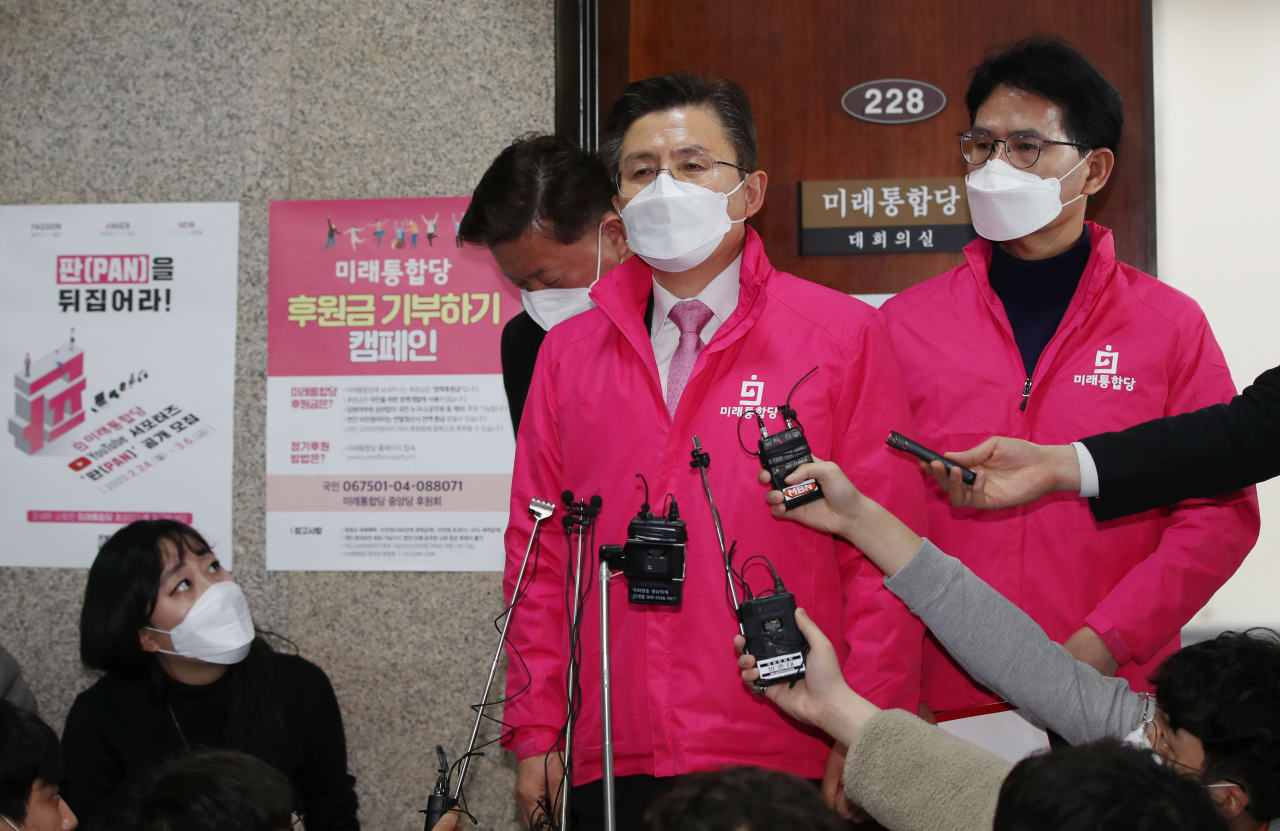 황교안 미래통합당 대표가 12일 오전 국회에서 열린 최고위원회의를 마치고 나오며 취재진 질문에 답하고 있다. [연합]