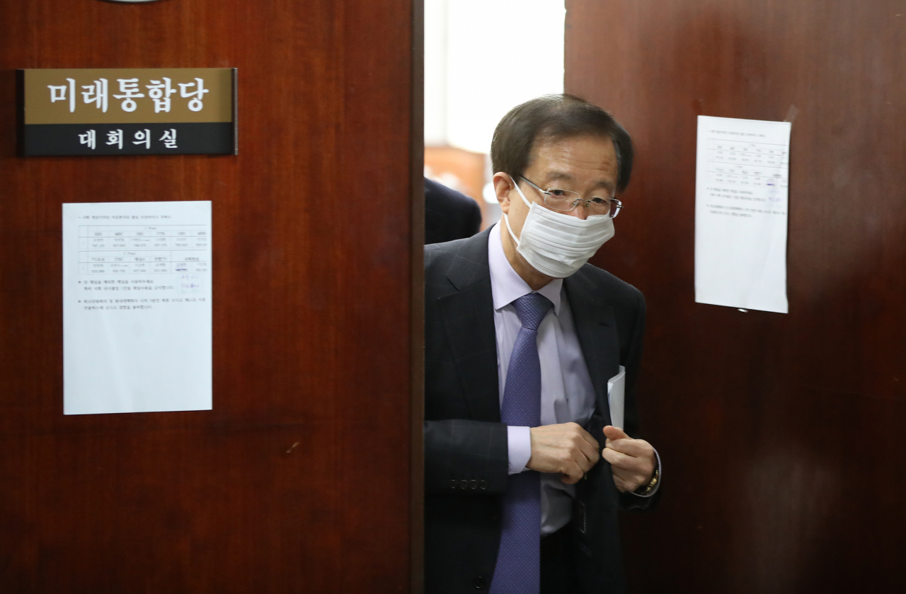이석연 미래통합당 공천관리위원회 부위원장이 12일 오전 서울 여의도 국회에서 열린 미래통합당 최고위원회의에서 공천 보고를 마친 뒤 회의장을 나서고 있다. [연합]
