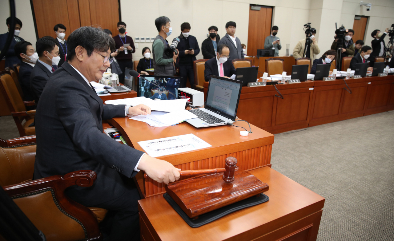 더불어민주당 소속 이춘석 기획재정위원회 위원장이 지난 10일 오후 국회에서 열린 기획재정위원회 전체회의에서 의사봉을 두드리고 있다. [연합]