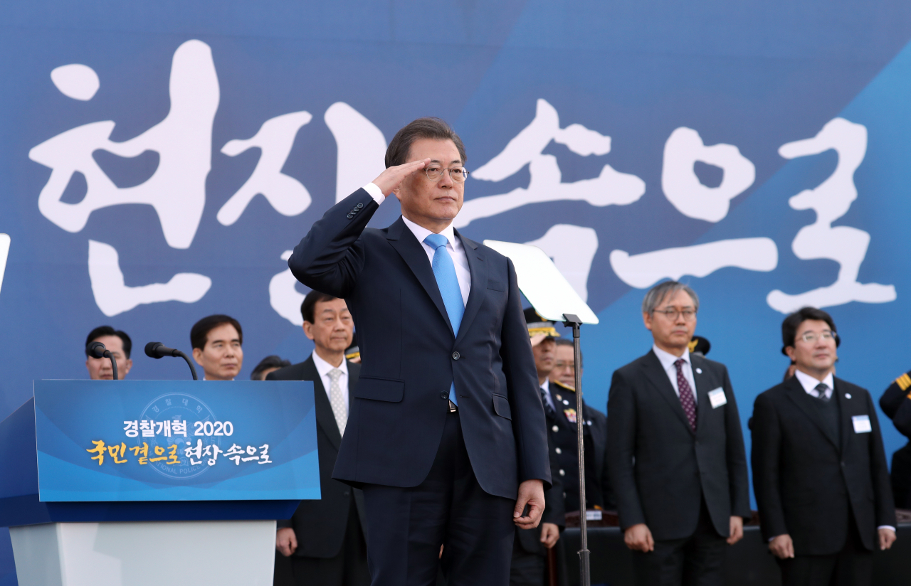 문재인 대통령이 12일 오후 충남 아산시 경찰대학에서 열린 신임경찰 경위.경감 임용식에 참석, 임용자들로부터 경례를 받고 있다. [연합]