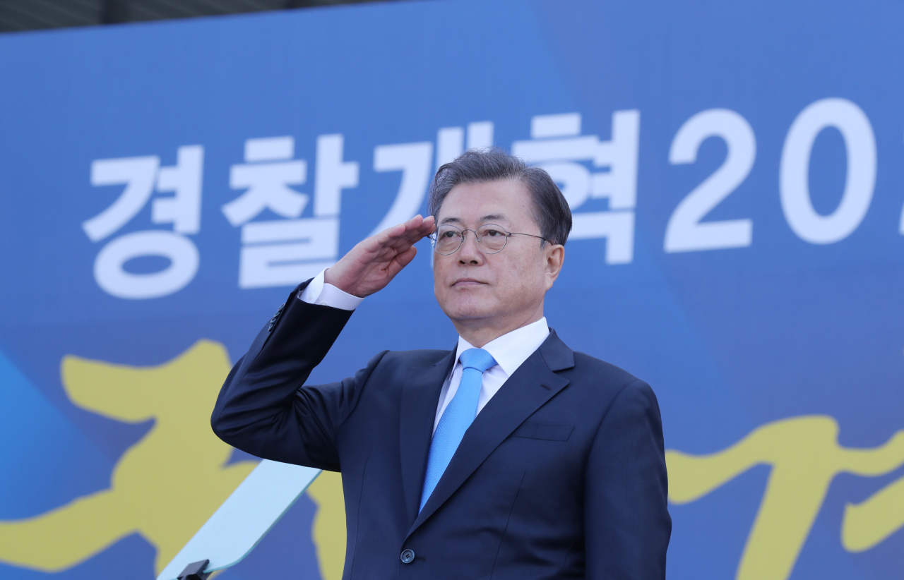 문재인 대통령이 12일 오후 충남 아산시 경찰대학에서 열린 신임경찰 경위.경감 임용식에 참석, 임용자들로부터 경례를 받고 있다. [연합]