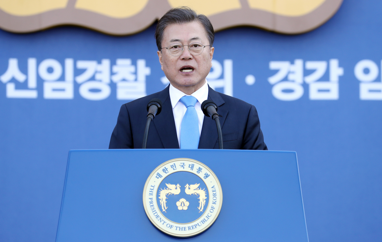문재인 대통령이 12일 오후 충남 아산 경찰대학에서 열린 신임경찰 경위·경감 임용식에서 축사를 하고 있다. [연합]