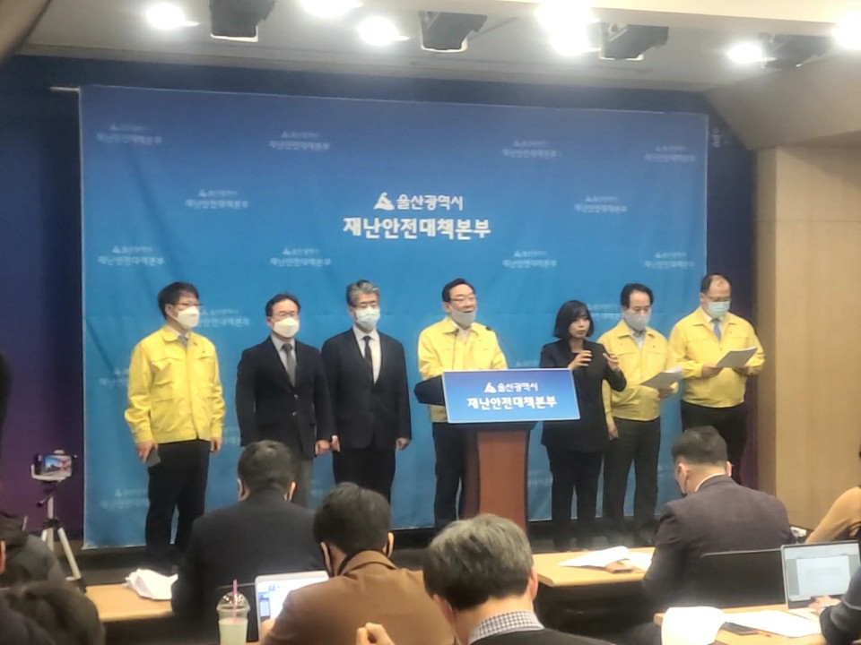 송 시장은 “12일 2시 기준, 대구·경북지역은 대구 확진자 5867명, 경북 확진자 1143명으로 울산시의 26번 확진자(23명 입원중)와는 비교할 수 없는 천문학적인 숫자를 기록하고 있다”고 설명했다.