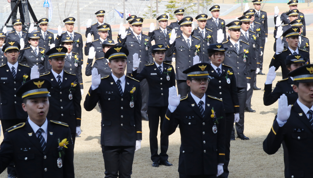 12일 오후 충남 아산시 경찰대에서 열린 신임경찰 경위·경감 임용식에서 참석자들이 선서하고 있다. [연합]