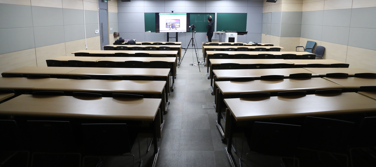12일 오후 울산대학교 강의실에서 첨단소재공학부전은채 교수가 첨단소재제조공정 온라인 수업을 위한 동영상 강의를 녹화하고 있다. 울산대는 신종 코로나바이러스 감염증(코로나19) 확산 방지를 위해 16일 개강 후 2주간 재택 수업을 한다. 연합뉴스