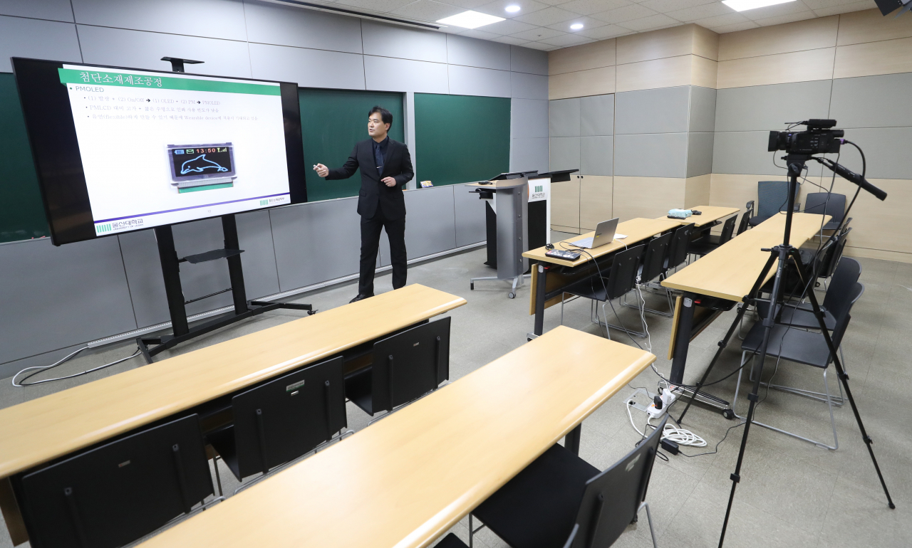12일 오후 울산대학교 강의실에서 첨단소재공학부전은채 교수가 첨단소재제조공정 온라인 수업을 위한 동영상 강의를 녹화하고 있다. 울산대는 신종 코로나바이러스 감염증(코로나19) 확산 방지를 위해 16일 개강 후 2주간 재택 수업을 한다. 연합뉴스