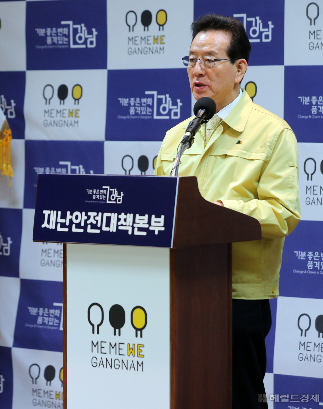 12일 정순균 강남구청장이 코로나19 긴급 브리핑을 하고 있다. [강남구 제공]