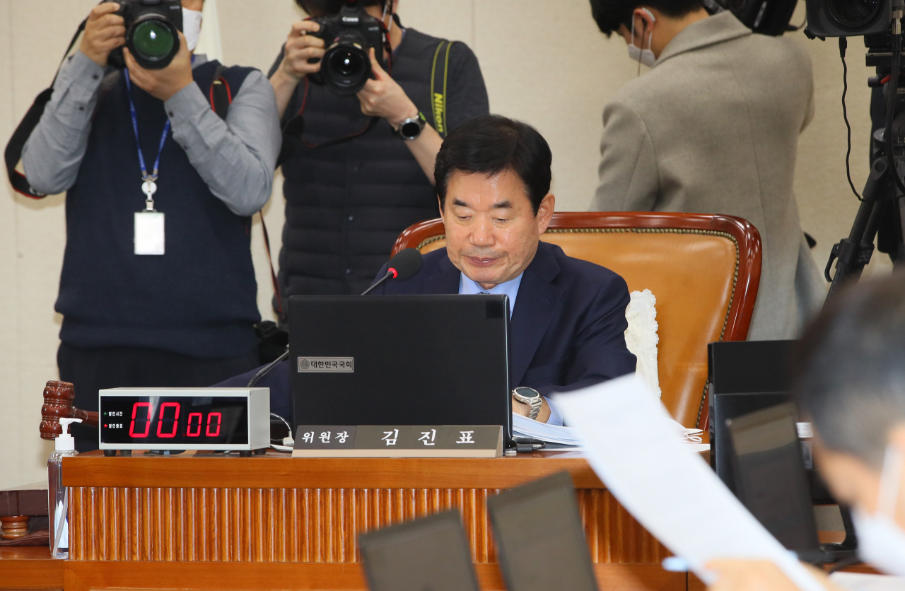 김진표 특위원장이 12일 국회 코로나19대책특별위원회에서 '코로나 바이러스 감염증 19 확산방지와 종결을 위한 결의안'을 의결하고 있다. 연합뉴스