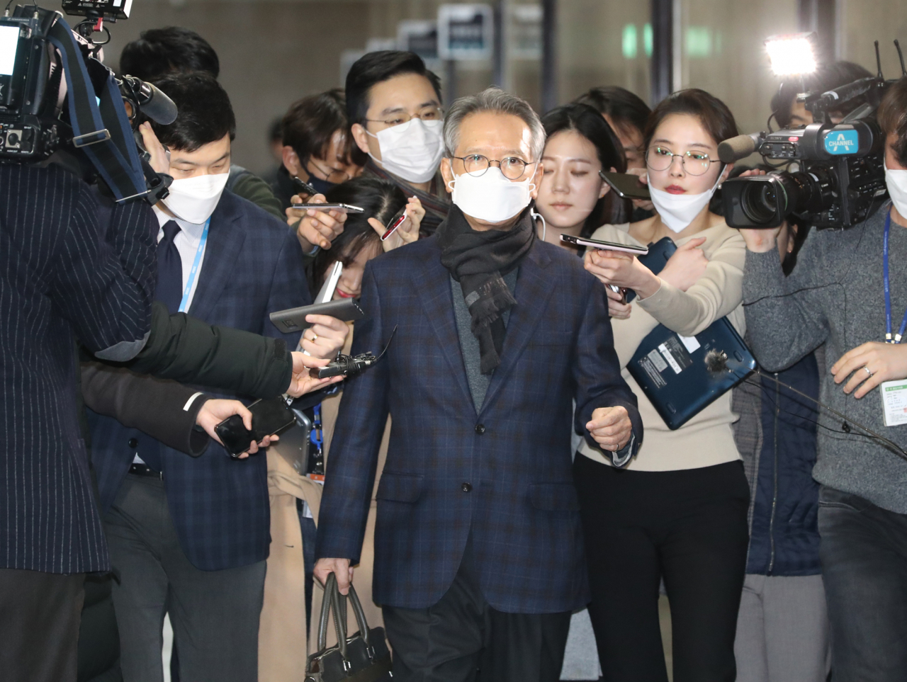 김형오 미래통합당 공천관리위원장이 12일 오후 서울 여의도 국회에서 열린 공천관리위원회 회의에 참석하고 있다. [연합]