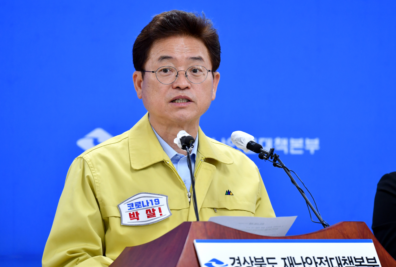 이철우 지사가 12일 오전 경북도청에서 코로나19 관련 브리핑하고 있다.[경북도 제공]