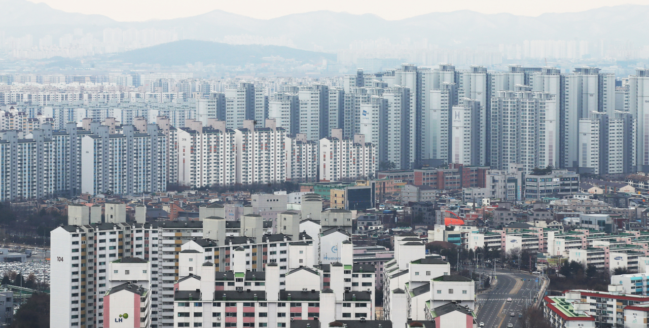 오는 17일부터 수도권 투기과열지구·대규모 택지개발지구에서 분양하는 아파트의 청약 우선순위를 얻는 해당지역 거주기간 요건이 1년에서 2년으로 강화된다. 사진은 경기도 수원 시내 아파트 단지 모습. [연합]