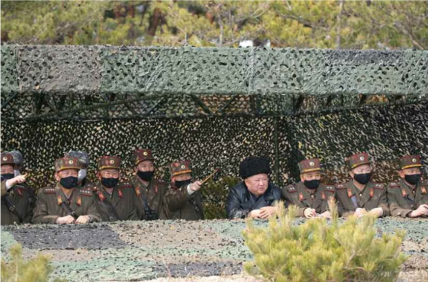 김정은 북한 국무위원장이 전날 포병부대의 포사격대항경기를 지도했다고 노동당 기관지 노동신문이 13일 보도했다. 코로나19 사태 속 다른 고위인사들이 마스크를 착용한 것과 달리 김 위원장만 마스크를 쓰지 않았다. [헤럴드DB]