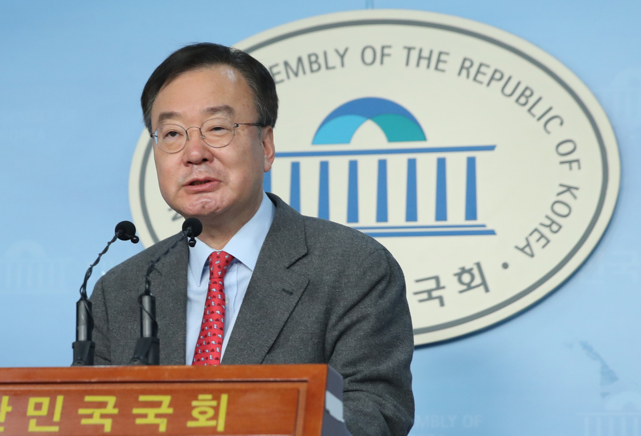 강효상 미래통합당 의원이 10일 오후 국회 정론관에서 기자회견을 열고 서울 중구 성동갑 지역구 3인 경선 결정의 재심을 요구한다고 밝히고 있다. [연합]