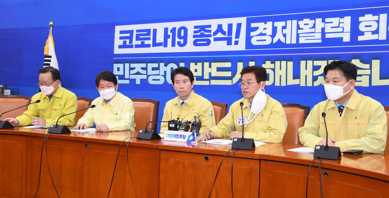권영진 대구시장과 이철우 경북지사는 12일 오후 국회를 방문해 특별재난지역 선포, 취약계층 긴급생계비 지원, 자영업자 긴급생존자금 지원 등을 요청했다.[경북도 제공]