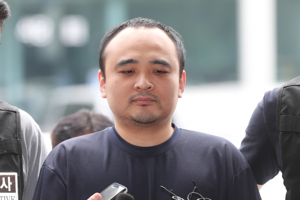 자신이 일하던 서울 구로구의 한 모텔에서 투숙객을 살해한 뒤 시신을 훼손해 한강에 유기한 혐의로 구속된 장대호 [연합]