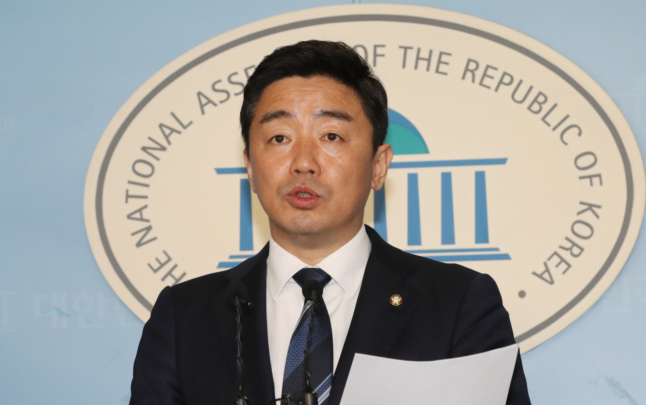 더불어민주당 강훈식 수석대변인이 9일 오후 서울 여의도 국회 정론관에서 열린 현안 브리핑에서 "더불어민주당은 이날부터 미래선거대책위원회 활동을 중단하고, 당 재난안전위원회를 확대한 코로나 국난극복위원회를 중심으로 당력을 집중하기로 결정했다"고 말하고 있다. 연합뉴스