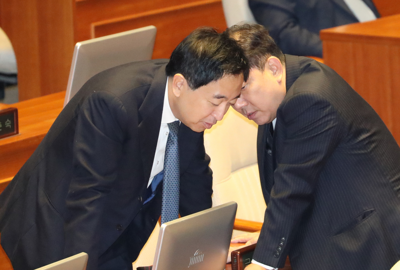 더불어민주당 금태섭(왼쪽)과 김병기 의원이 지난달 20일 오전 서울 여의도 국회에서 열린 교섭단체 대표연설에서 대화를 나누고 있다. [연합]