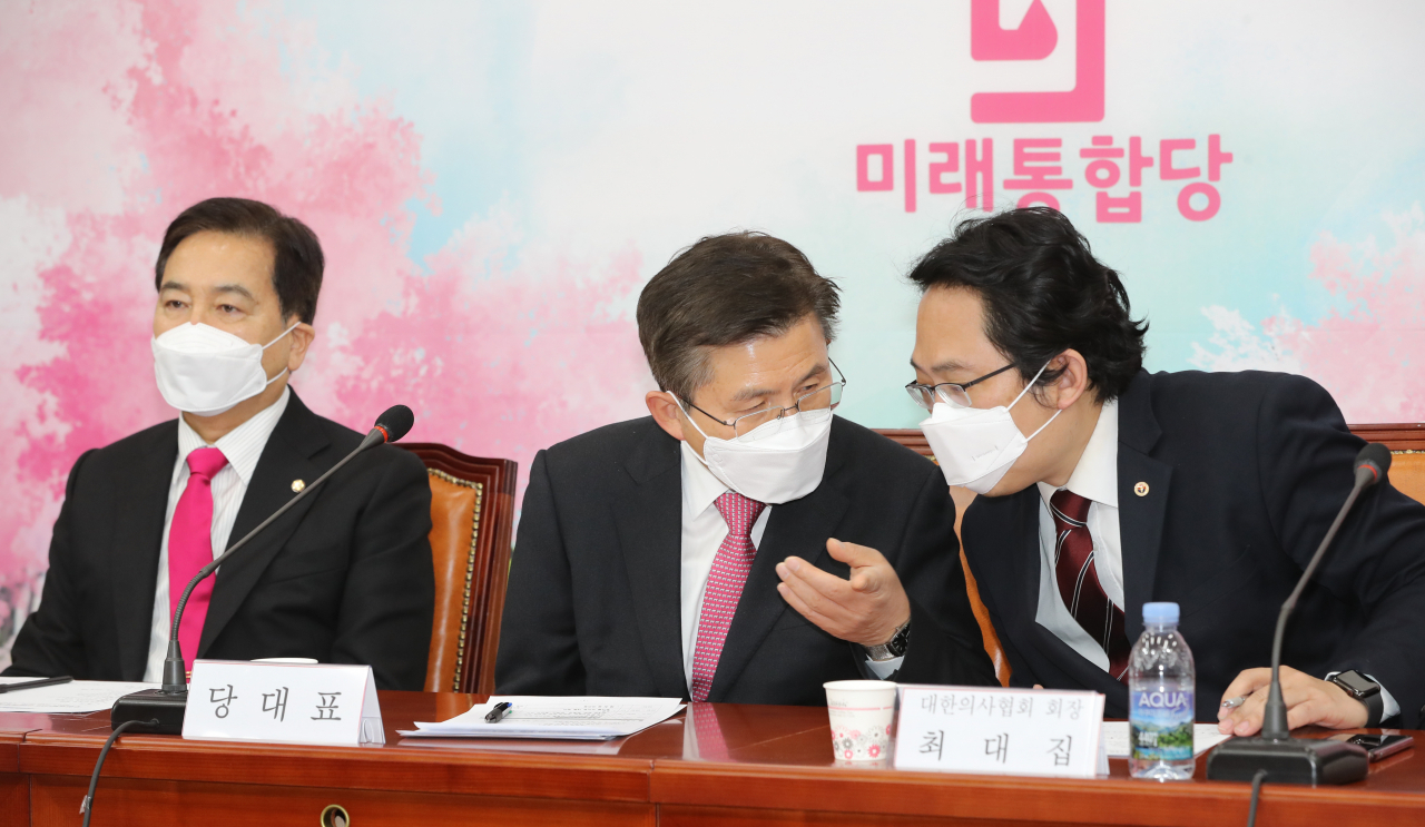 미래통합당 황교안 대표가 13일 오전 서울 여의도 국회에서 열린 신종 코로나바이러스 감염증(코로나 19) 긴급 경제대책회의에서 최대집 대한의사협회장과 대화하고 있다. 연합뉴스