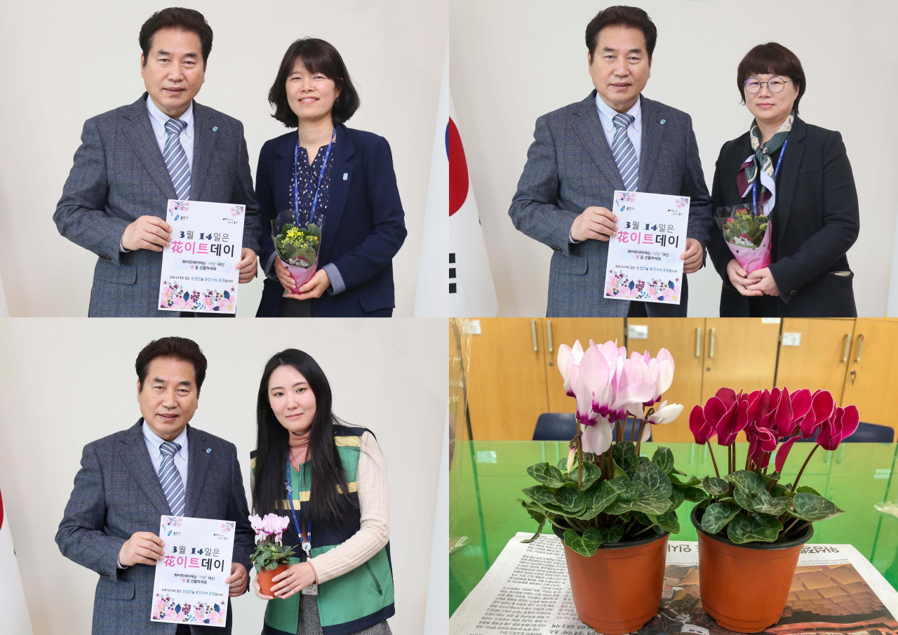 백군기 용인시장이 여직원들에게 화분을 전달했다. [용인시 제공]
