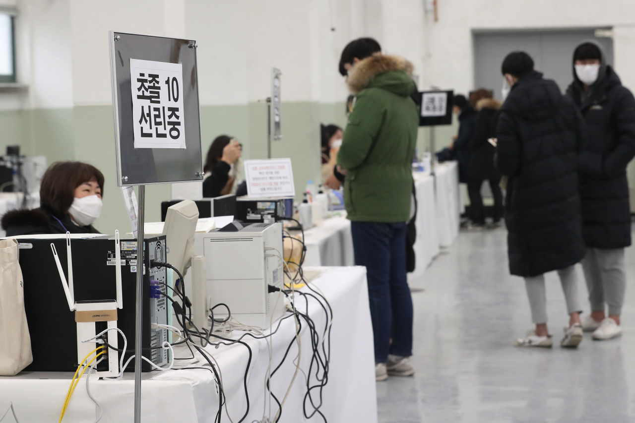 '2020년도 제1회 초·중·고교 졸업학력 검정고시' 현장접수를 시작한 지난 달 17일 서울 용산공고 실습장에서 수험생들이 응시원서를 접수하고 있는 모습. [연합]