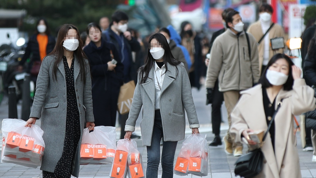 13일 오전 서울 강남구 테헤란로에서 마스크를 쓴 시민들이 출근하고 있다. 연합뉴스