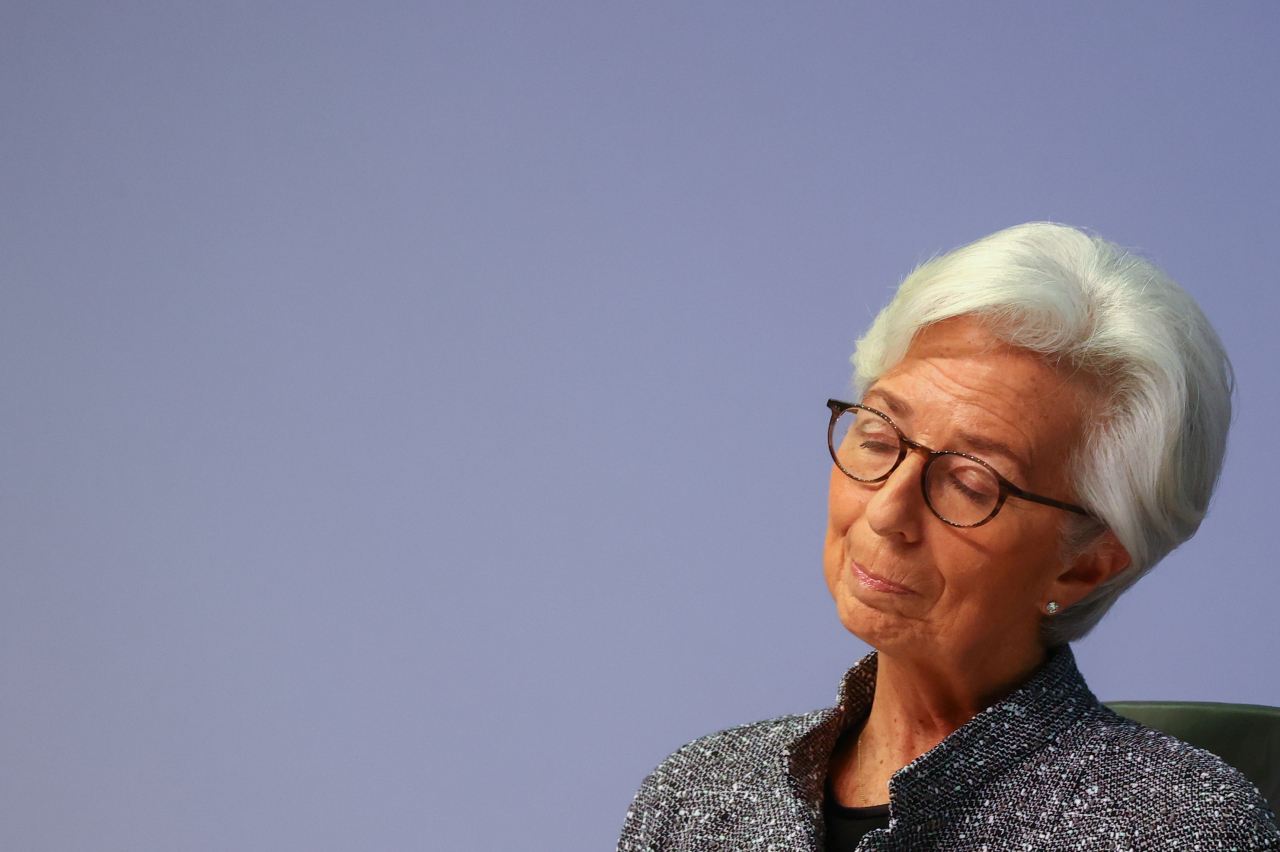 유럽중앙은행(ECB)은 당초 기준금리를 마이너스대로 내릴 것이란 시장의 기대와 달리 기준 금리를 0%로 동결했다. 사진은 12일(현지시간) ECB 회의 후 기자회견을 하고 있는 크리스틴 라가르드 ECB 총재. [로이터]