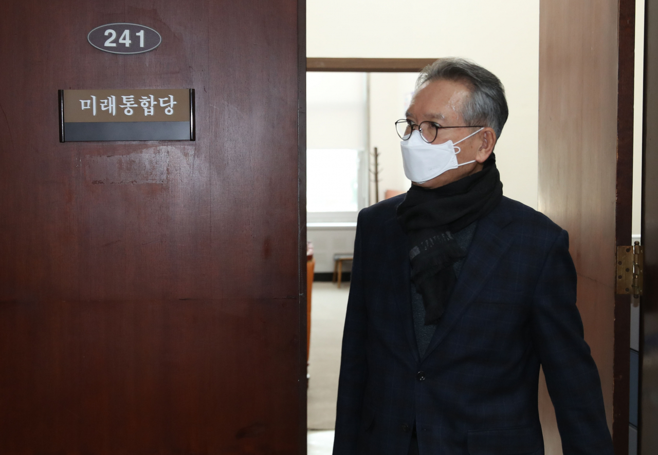 김형오 미래통합당 공천관리위원장이 12일 오후 국회에서 열린 공천관리위원회 회의에 참석하기 위해 통합당 원내수석부대표실을 나서고 있다. [연합]