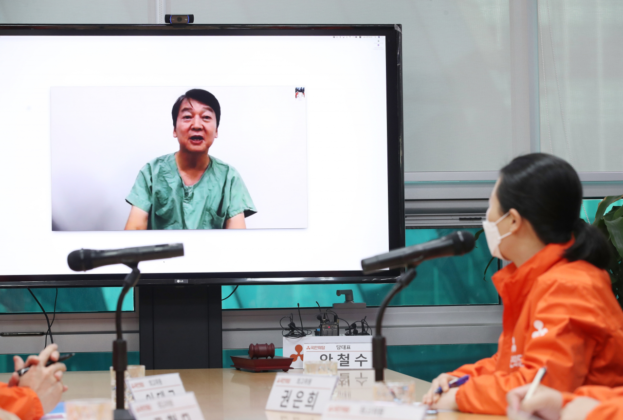 대구에서 신종 코로나바이러스 감염증(코로나19) 진료 자원봉사를 이어가고 있는 안철수 국민의당 대표가 13일 오전 국회 의원회관에서 화상연결회의로 열린 최고위원회의에서 발언하고 있다. [연합]
