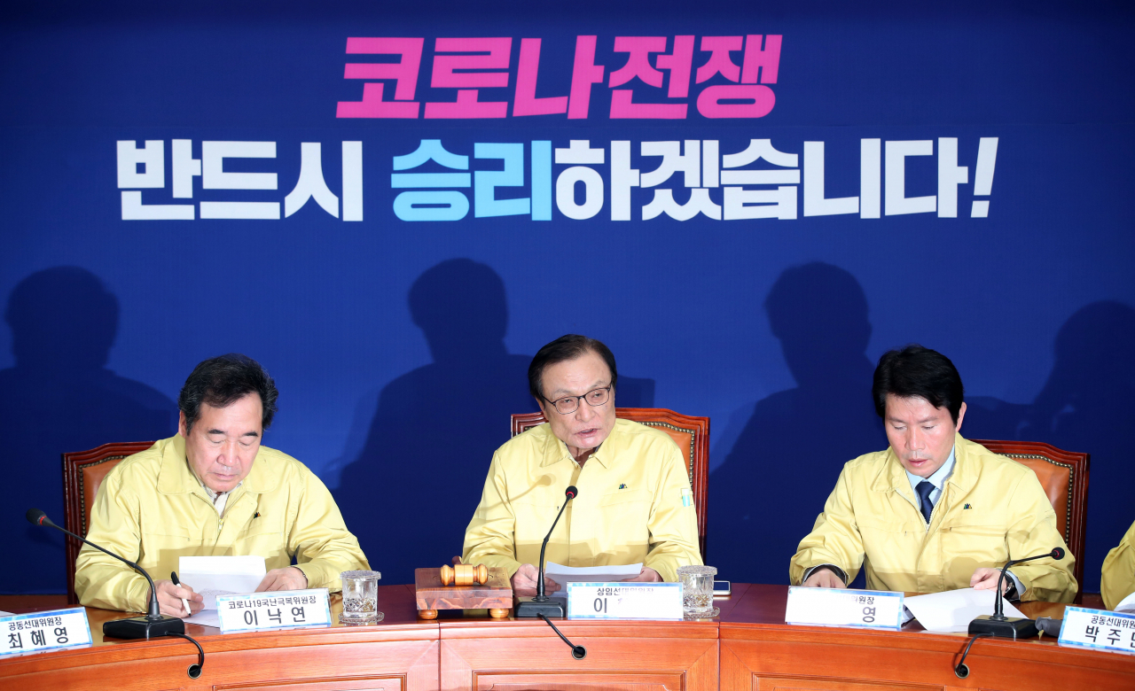 이해찬 더불어민주당 대표(가운데)가 13일 오전 국회에서 열린 더불어민주당 코로나19 국난극복위원회-중앙선거대책위원회 연석회의에서 발언하고 있다. 왼쪽부터 이낙연 코로나19 국난극복위원회 위원장, 이 대표, 이인영 원내대표. [연합]