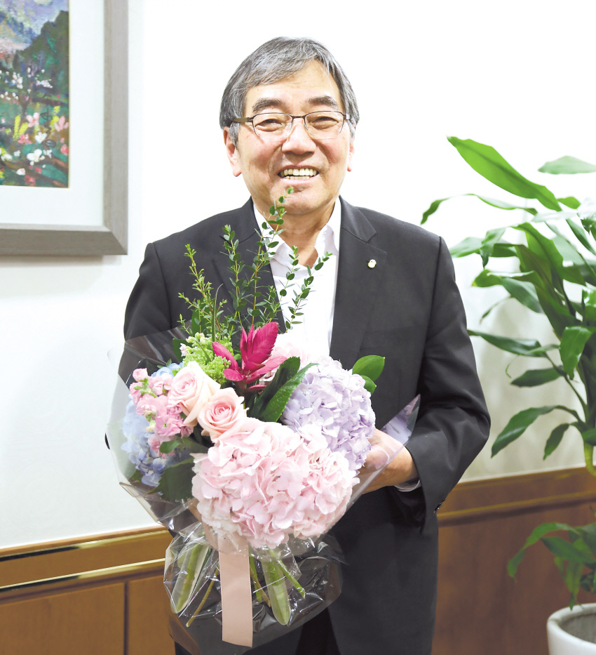 윤석헌 금융감독원장은 ’DGB금융지주 김태오 회장으로부터 꽃 소비 촉진 릴레이 캠페인 참여 부탁과 함께 꽃다발은 전달 받았다. 윤 원장은 13일 자신의 페이스북에 사진과 함께 사연을 소개했고, 은협 김태영 회장 등에도 캠페인 참여를 부탁했다. [금융감독원 제공]