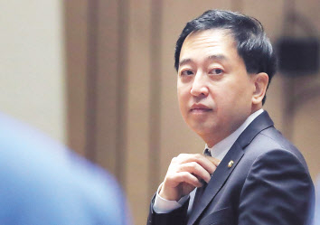 금태섭 더불어민주당 의원이 13일 오전 국회에서 열린 의원총회에 참석, 동료 의원들을 바라보고 있다. [연합]