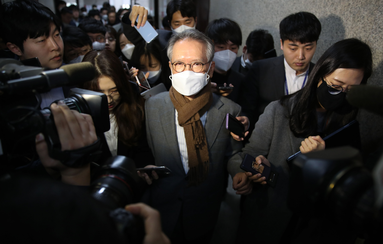 김형오 미래통합당 공천관리위원장이 13일 국회에서 열린 기자간담회에서 공관위원장직 사퇴의 뜻을 밝히고 회견장을 나서고 있다. [연합]