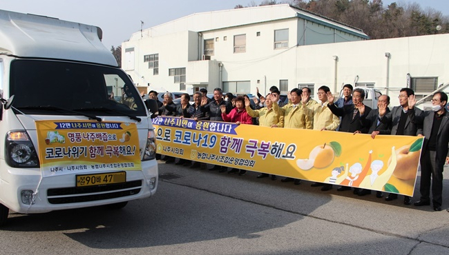 대구경북에 전달될 나주 배즙이 13일 트럭에 선적돼 출발하고 있다.