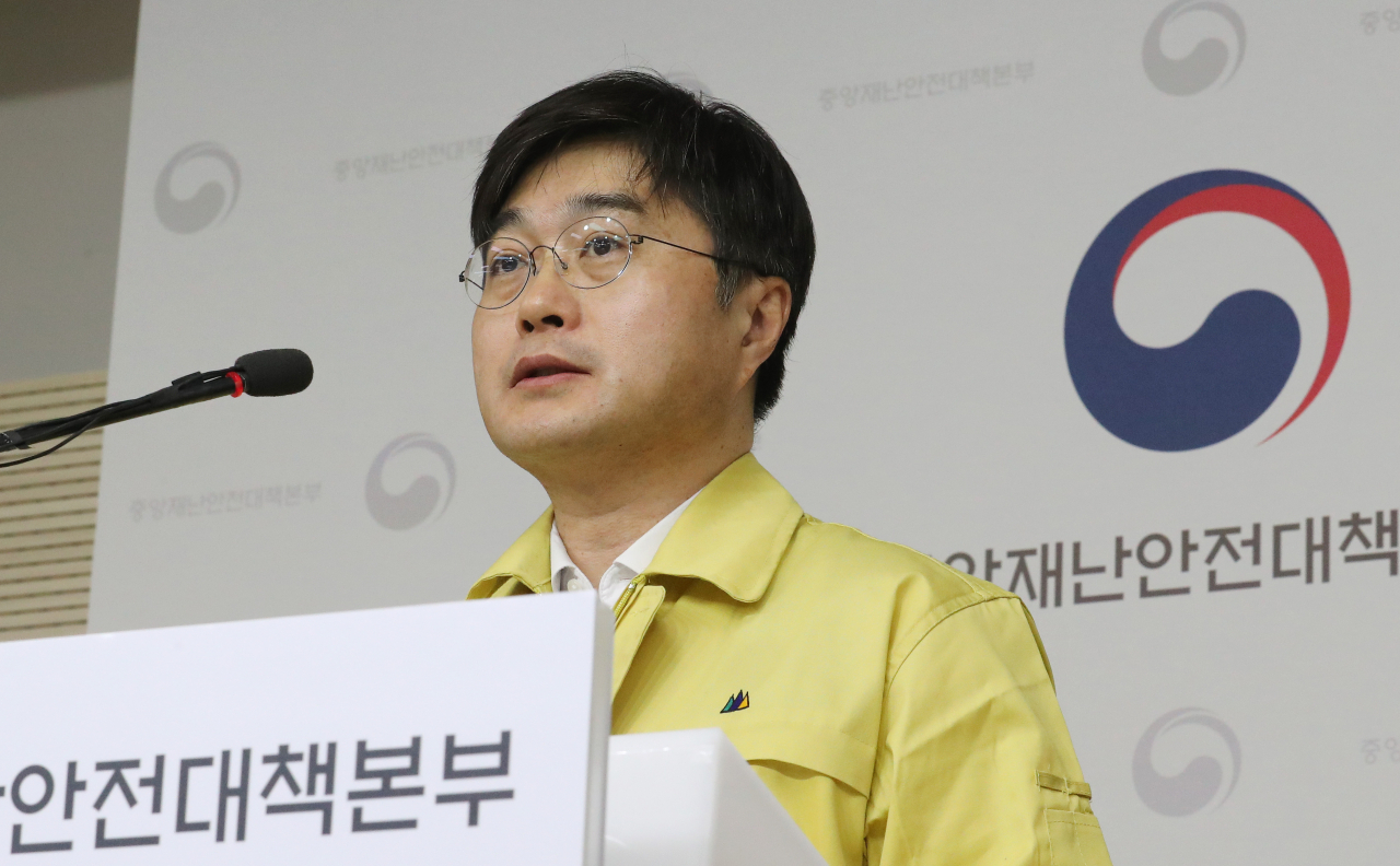 윤태호 중앙사고수습본부 방역총괄반장(보건복지부 공공보건정책관)이 13일 오전 세종시 정부세종청사에서 코로나19 대응 중앙재난안전대책본부 회의 결과 등 정례브리핑을 하고 있다. [연합]