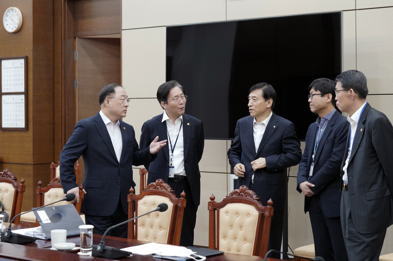 홍남기 경제부총리와 이주열 한은 총재 등이 13일 오전 청와대 여민관에서 문재인 대통령의 '경제·금융 상황 특별 점검회의' 전 대화하고 있다. 왼쪽부터 홍남기 경제부총리, 성윤모 산자부 장관, 이주열 한은 총재, 도규상 경제정책비서관, 은성수 금융위원장. [연합]