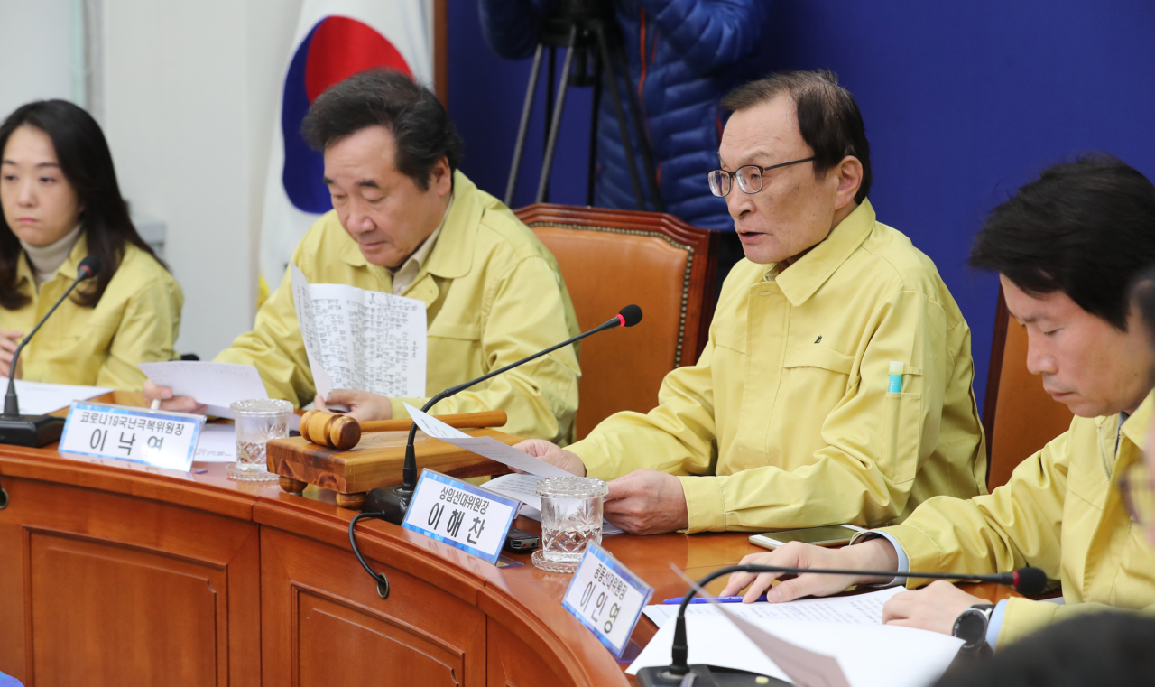 Top Democratic Party officials including chairman Rep. Lee Hae-chan speak at a party meeting on Friday. Yonhap