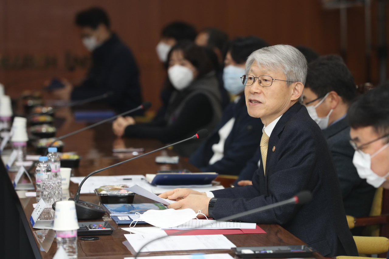최기영 과학기술정보통신부 장관이 13일 오후 대전광역시 유성구 한국항공우주연구원에서 열린 '천리안위성 2B호 발사성공 격려 간담회' 에 참석해 연구자들을 격려하고 있다. [과기부 제공]