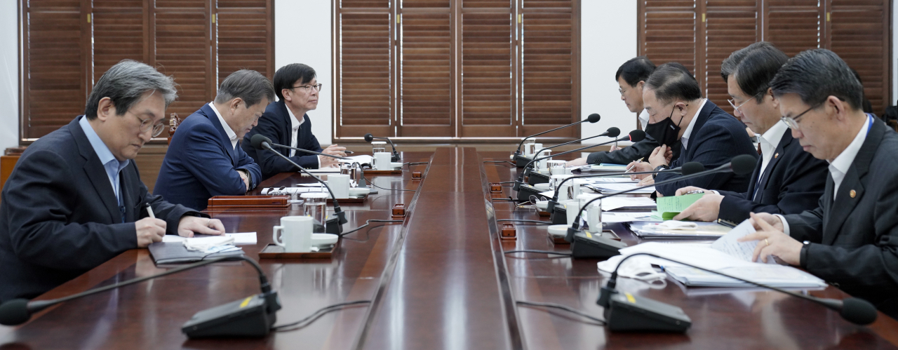 문재인 대통령이 13일 오전 청와대 여민관에서 '경제·금융 상황 특별 점검회의'를 하고 있다. 이날 회의에는 홍남기 경제부총리, 이주열 한은 총재, 성윤모 산자부 장관, 은성수 금융위원장 등이 참석했다. [연합]