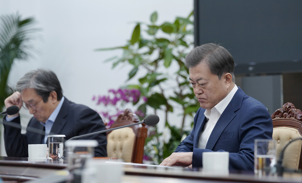 문재인 대통령이 13일 오전 청와대 여민관에서 '경제·금융 상황 특별 점검회의'를 하고 있다. 왼쪽은 노영민 비서실장. 이날 회의에는 홍남기 경제부총리, 이주열 한은 총재, 성윤모 산자부 장관, 은성수 금융위원장 등이 참석했다.[연합]