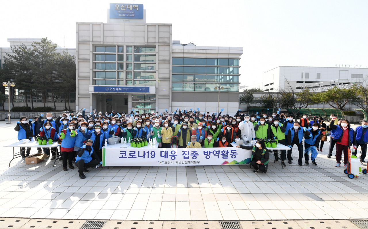 민·관·군 합동방역단 200여명이 지난 12일 신장동 일원에서 방역활동을 실시했다. [오산시 제공]
