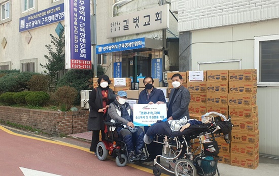 ASA 유동기 대표와 장애인단체 대표들이 물품기증식을 갖고 있다.