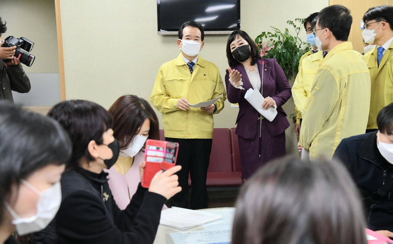 정세균(가운데) 국무총리가 14일 대구 남부소상공인지원센터를 방문, 소상공인 정책자금 지원 현황에 대해 설명을 들고 있다. [국무총리실 제공]