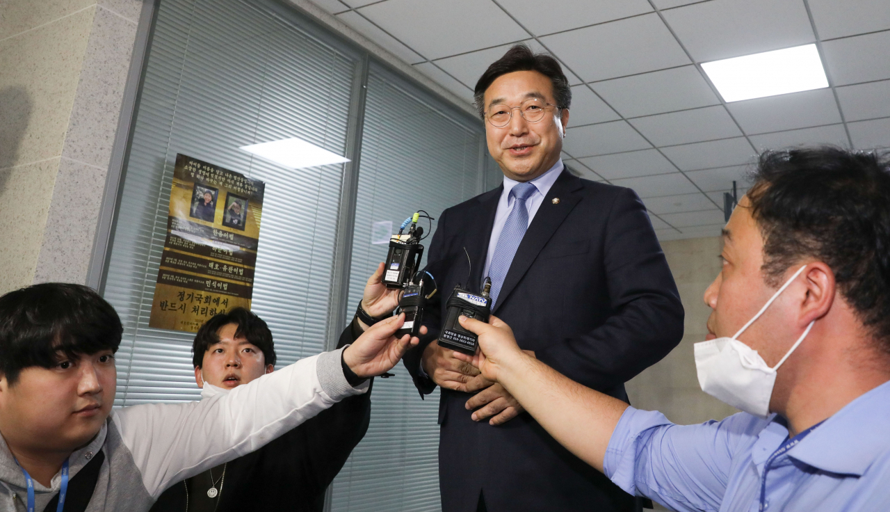 더불어민주당 윤호중 사무총장이 13일 오후 국회 의원회관에서 정의당 심상정 대표에게 비례연합정당 참여를 제안하기 위해 심상정 의원실로 향하며 취재진 질문에 답하고 있다. 연합뉴스