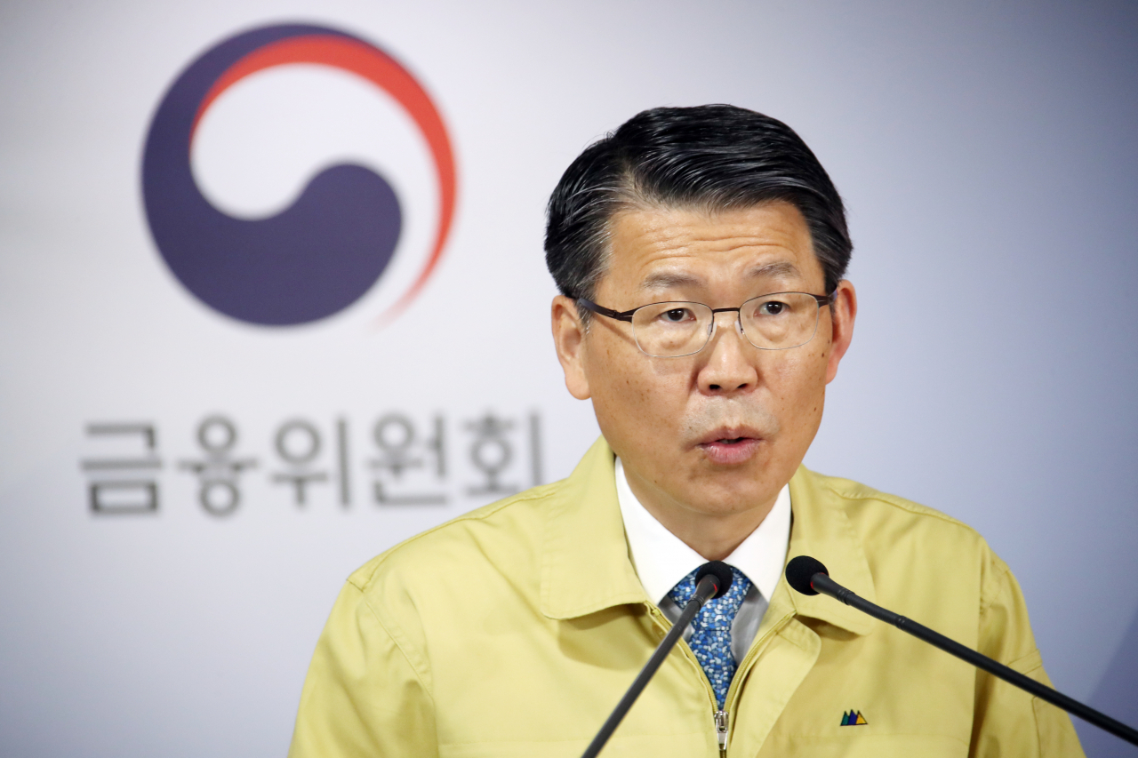 은성수 금융위원장이 13일 오후 주식시장이 마감된 후 정부서울청사에서 임시 금융위원회 논의 결과를 발표하고 있다.[연합]